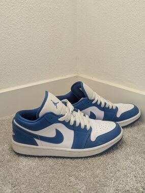 Nike Women’s Low Top Sneakers in White and Blue